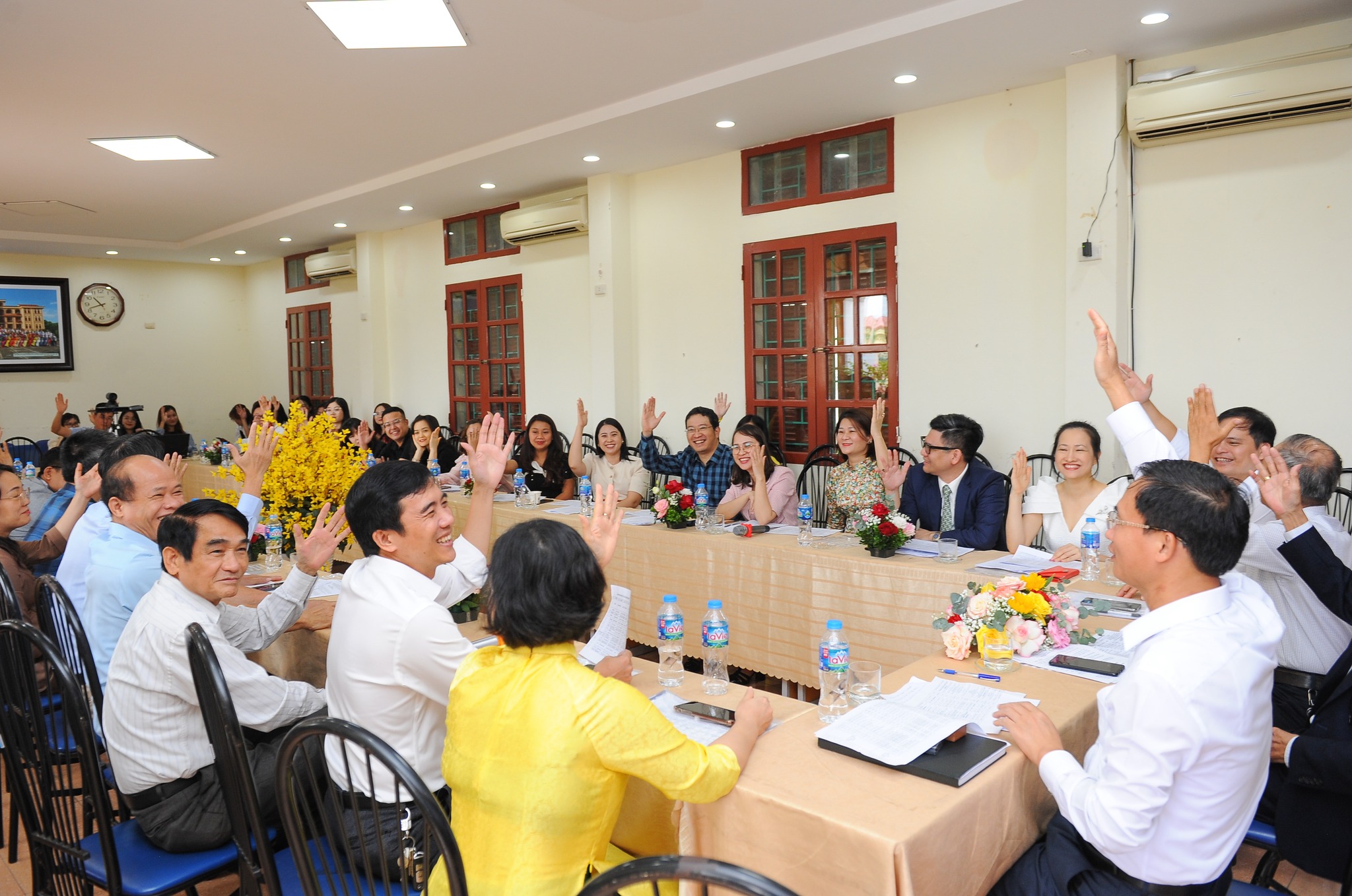 Có thể là hình ảnh về 8 người, bàn và văn bản